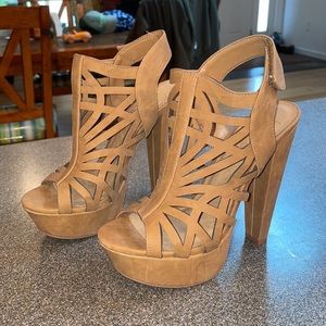Heels size 8 - tan new . No box